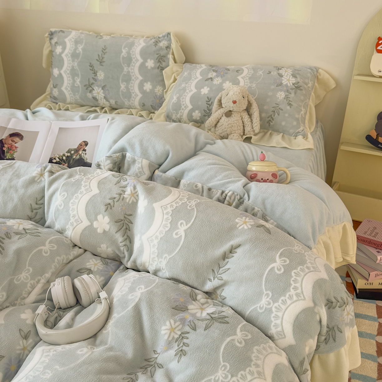 91家纺网 家纺一手货源 找家纺 KA家纺 2025新款秋冬床裙款着色烂花立体雕花牛奶绒四件套 安妮蓝