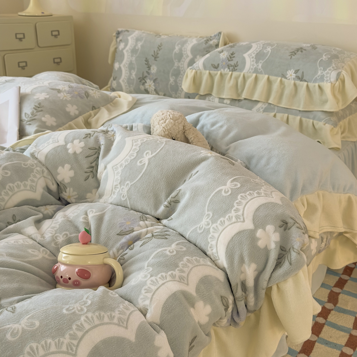 91家纺网 家纺一手货源 找家纺 KA家纺 2025新款秋冬床裙款着色烂花立体雕花牛奶绒四件套 安妮蓝