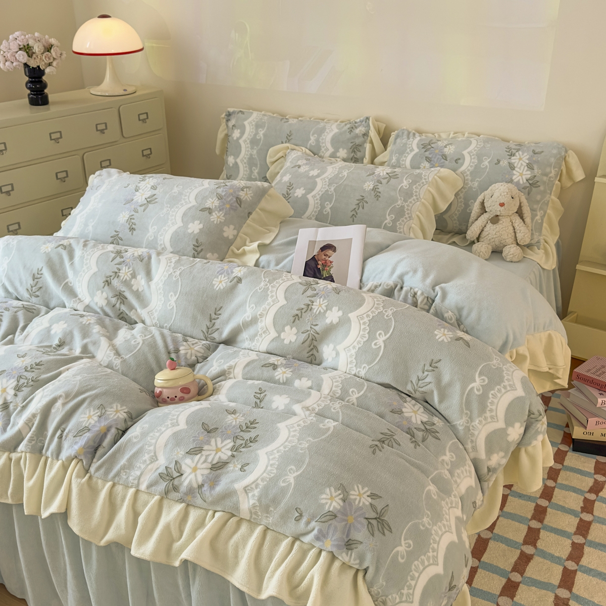 91家纺网 家纺一手货源 找家纺 KA家纺 2025新款秋冬床裙款着色烂花立体雕花牛奶绒四件套 安妮蓝