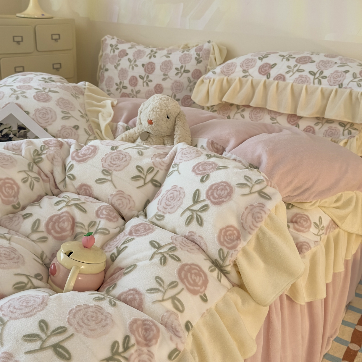 91家纺网 家纺一手货源 找家纺 （总）KA家纺 2025新款秋冬床裙款着色烂花立体雕花牛奶绒四件套