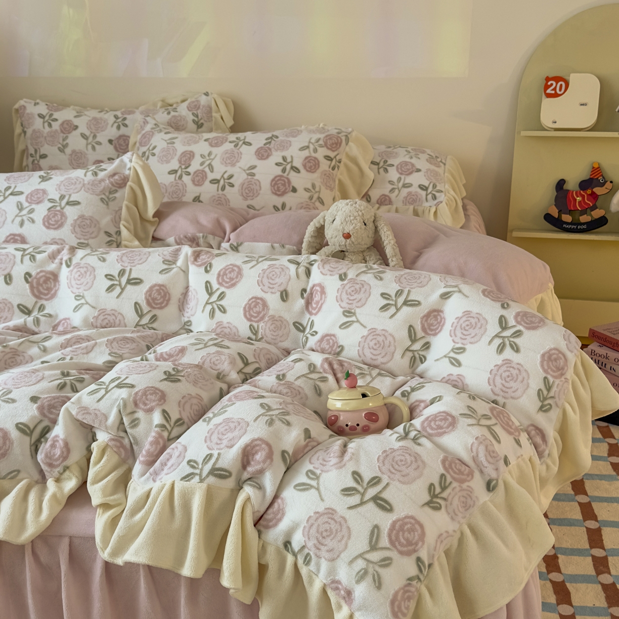 91家纺网 家纺一手货源 找家纺 KA家纺 2025新款秋冬床裙款着色烂花立体雕花牛奶绒四件套 爱莎粉