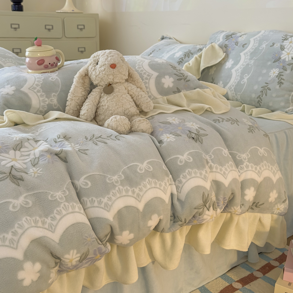 91家纺网 家纺一手货源 找家纺 KA家纺 2025新款秋冬床裙款着色烂花立体雕花牛奶绒四件套 安妮蓝