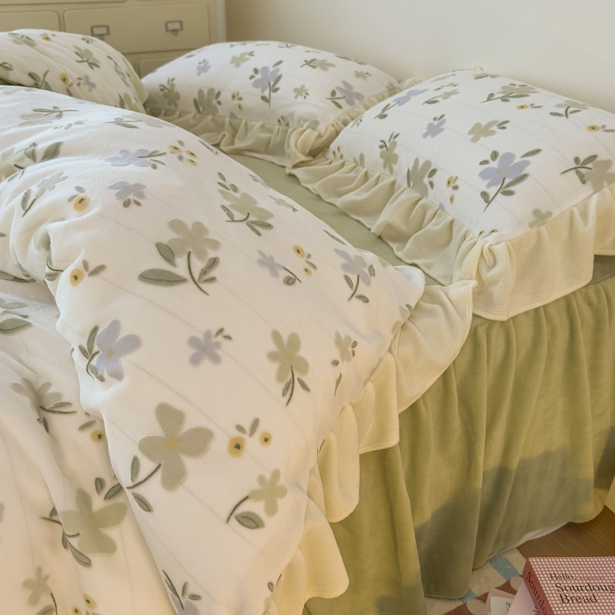 91家纺网 家纺一手货源 找家纺 KA家纺 2025新款秋冬床裙款着色烂花立体雕花牛奶绒四件套 邂逅