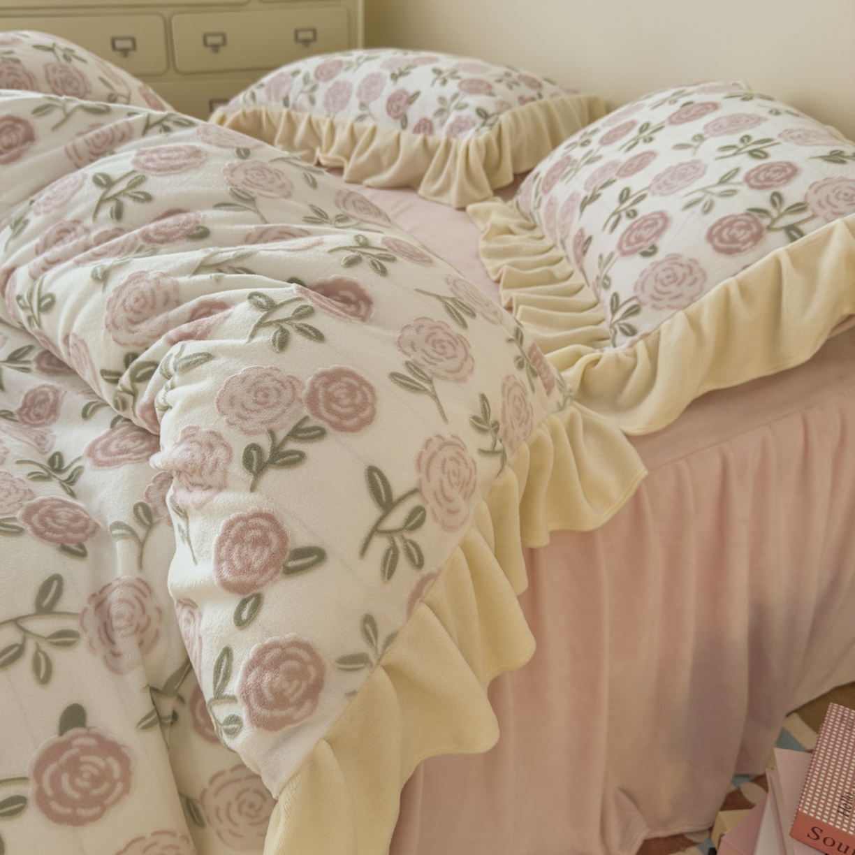 91家纺网 家纺一手货源 找家纺 KA家纺 2025新款秋冬床裙款着色烂花立体雕花牛奶绒四件套 爱莎粉