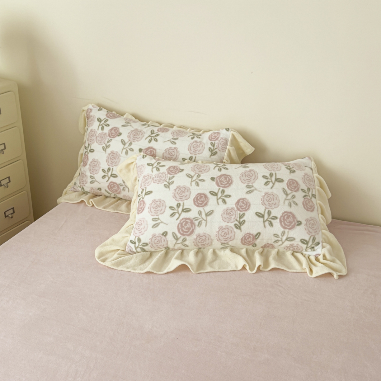 91家纺网 家纺一手货源 找家纺 KA家纺 2025新款秋冬床裙款着色烂花立体雕花牛奶绒四件套 爱莎粉