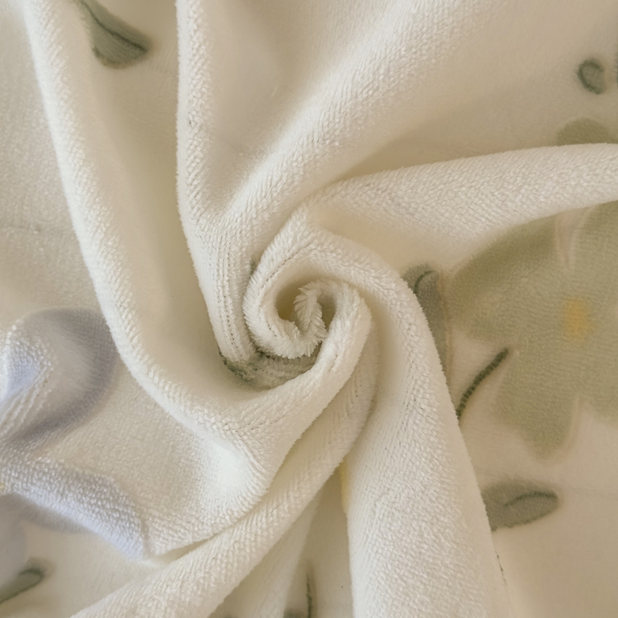 91家纺网 家纺一手货源 找家纺 KA家纺 2025新款秋冬床裙款着色烂花立体雕花牛奶绒四件套 邂逅