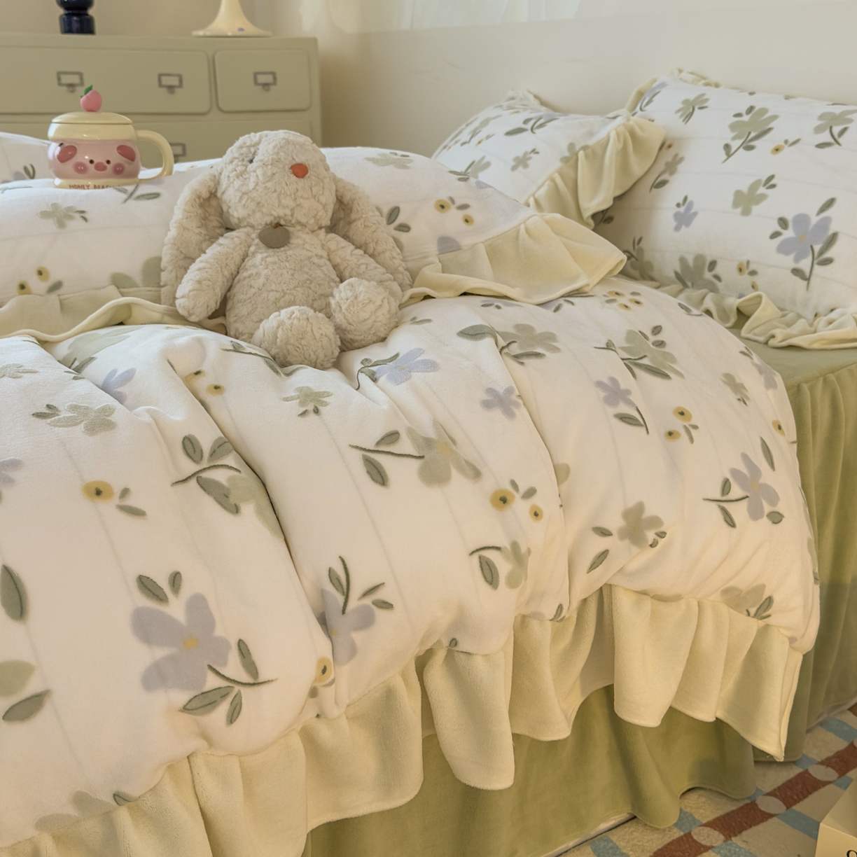 91家纺网 家纺一手货源 找家纺 KA家纺 2025新款秋冬床裙款着色烂花立体雕花牛奶绒四件套 邂逅