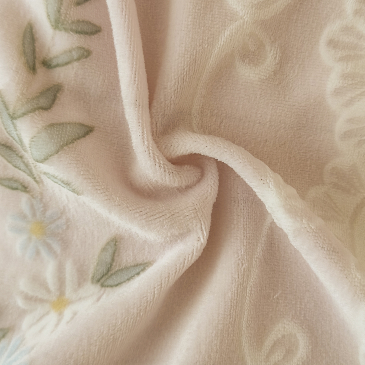 91家纺网 家纺一手货源 找家纺 KA家纺 2025新款秋冬床裙款着色烂花立体雕花牛奶绒四件套 安妮粉