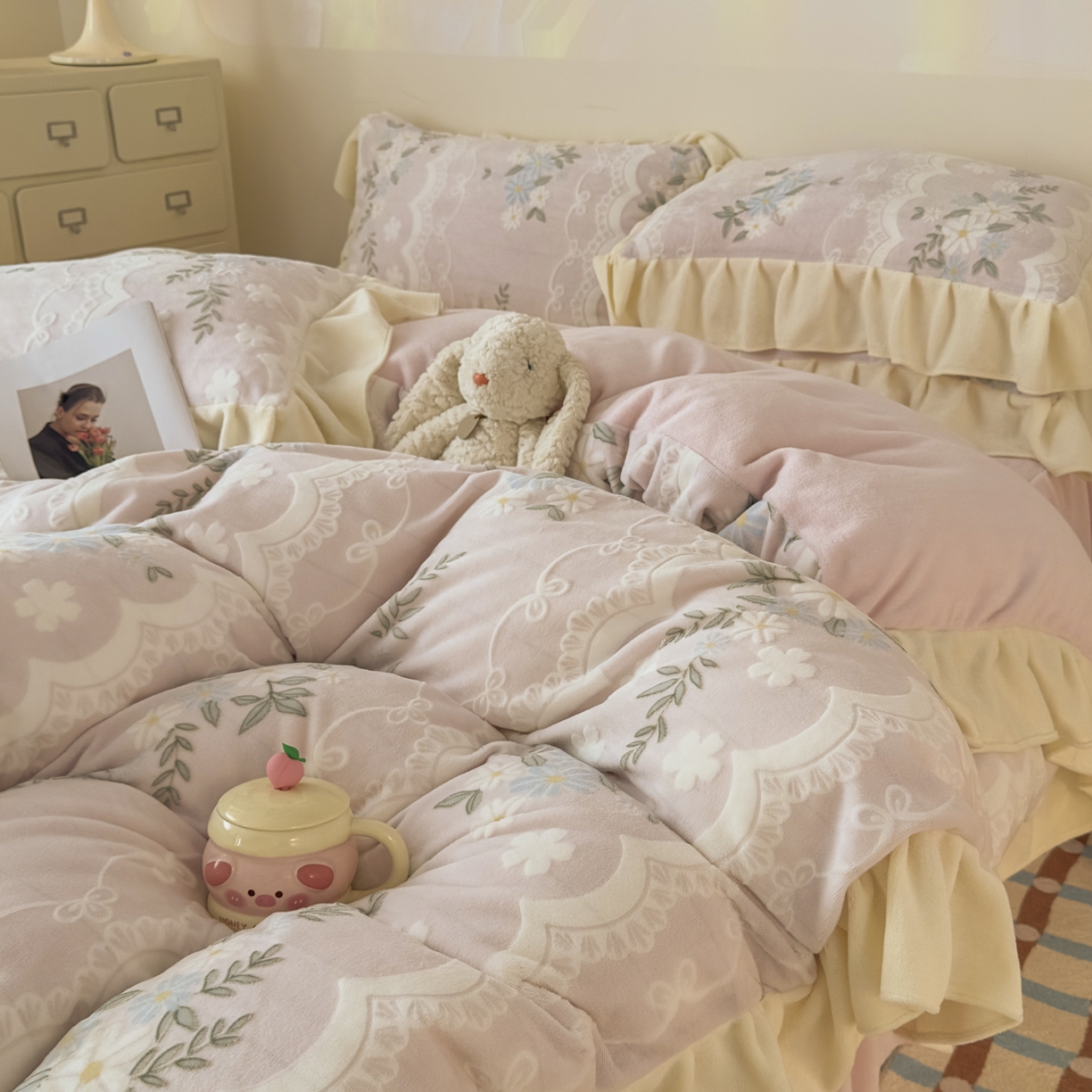 91家纺网 家纺一手货源 找家纺 KA家纺 2025新款秋冬床裙款着色烂花立体雕花牛奶绒四件套 安妮粉