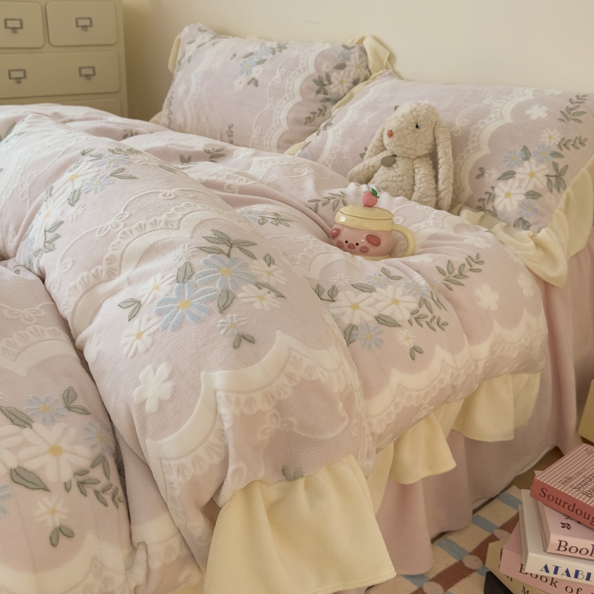 91家纺网 家纺一手货源 找家纺 KA家纺 2025新款秋冬床裙款着色烂花立体雕花牛奶绒四件套 安妮粉