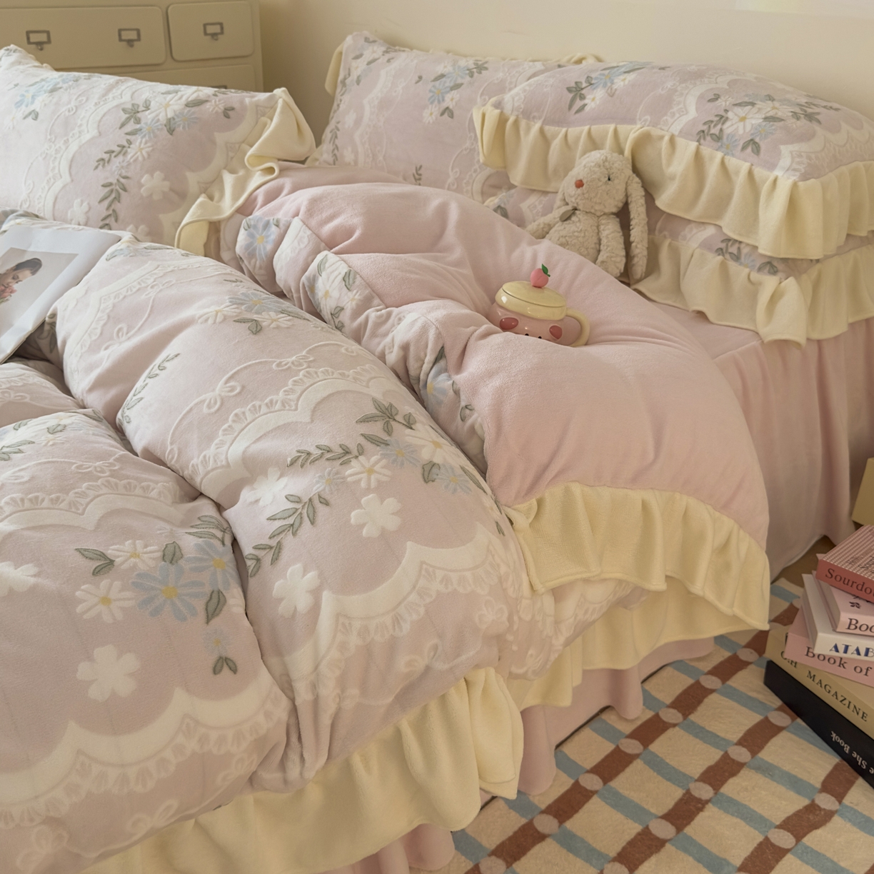 91家纺网 家纺一手货源 找家纺 KA家纺 2025新款秋冬床裙款着色烂花立体雕花牛奶绒四件套 安妮粉