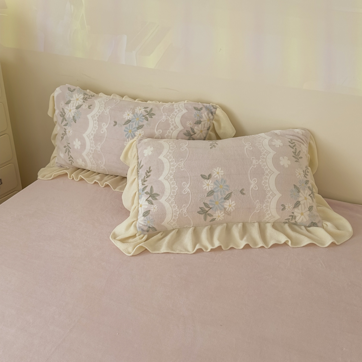 91家纺网 家纺一手货源 找家纺 KA家纺 2025新款秋冬床裙款着色烂花立体雕花牛奶绒四件套 安妮粉