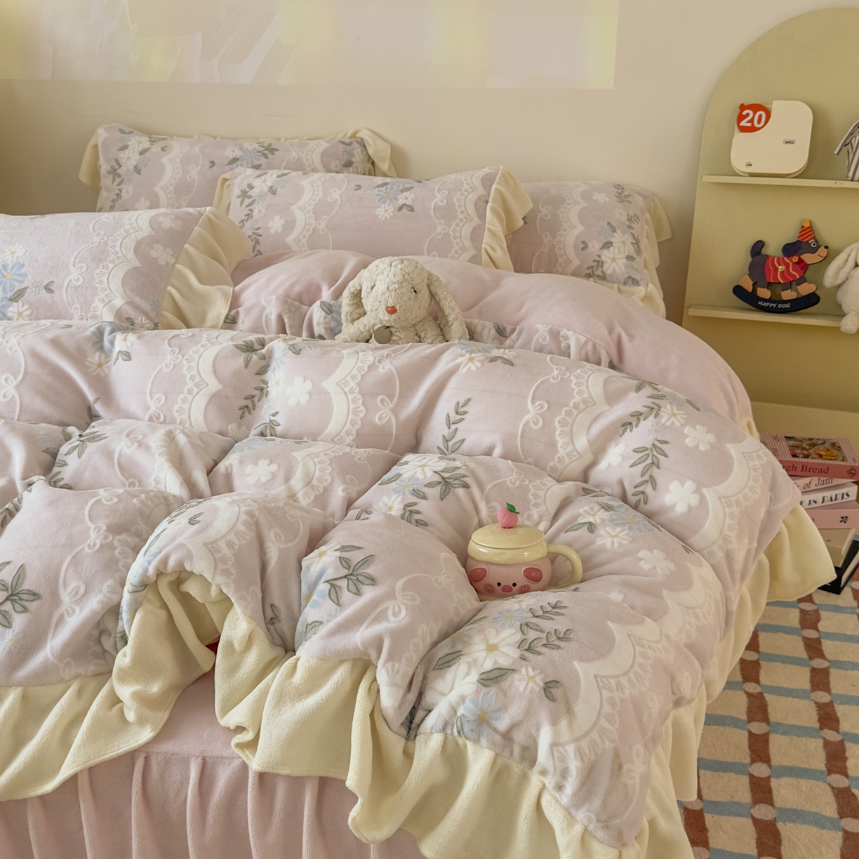 91家纺网 家纺一手货源 找家纺 KA家纺 2025新款秋冬床裙款着色烂花立体雕花牛奶绒四件套 安妮粉