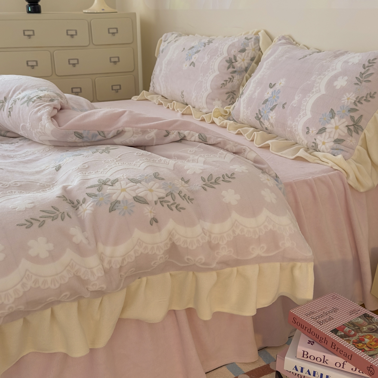 91家纺网 家纺一手货源 找家纺 KA家纺 2025新款秋冬床裙款着色烂花立体雕花牛奶绒四件套 安妮粉