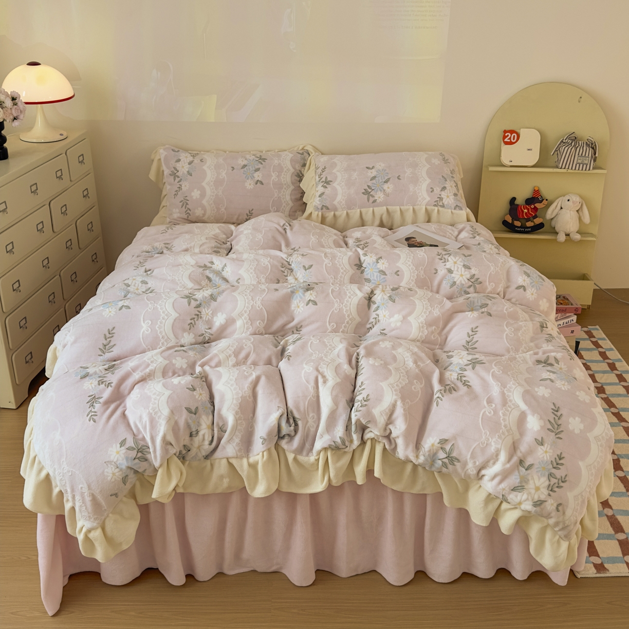 91家纺网 家纺一手货源 找家纺 KA家纺 2025新款秋冬床裙款着色烂花立体雕花牛奶绒四件套 安妮粉