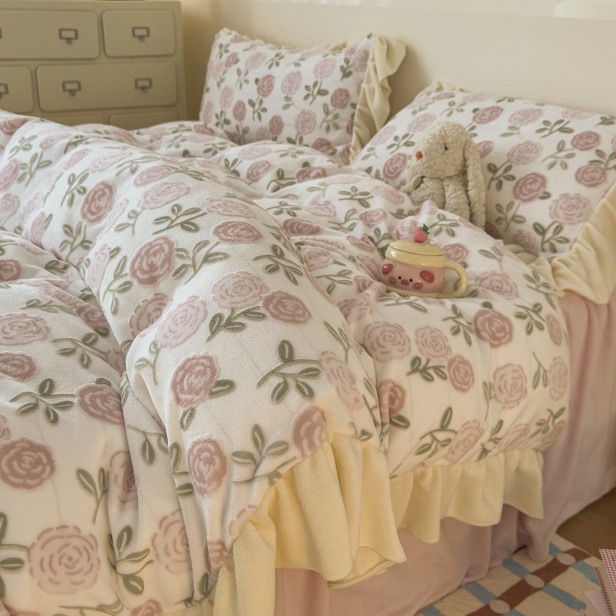 91家纺网 家纺一手货源 找家纺 KA家纺 2025新款秋冬床裙款着色烂花立体雕花牛奶绒四件套 爱莎粉