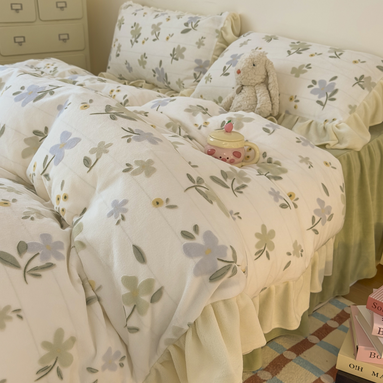 91家纺网 家纺一手货源 找家纺 KA家纺 2025新款秋冬床裙款着色烂花立体雕花牛奶绒四件套 邂逅