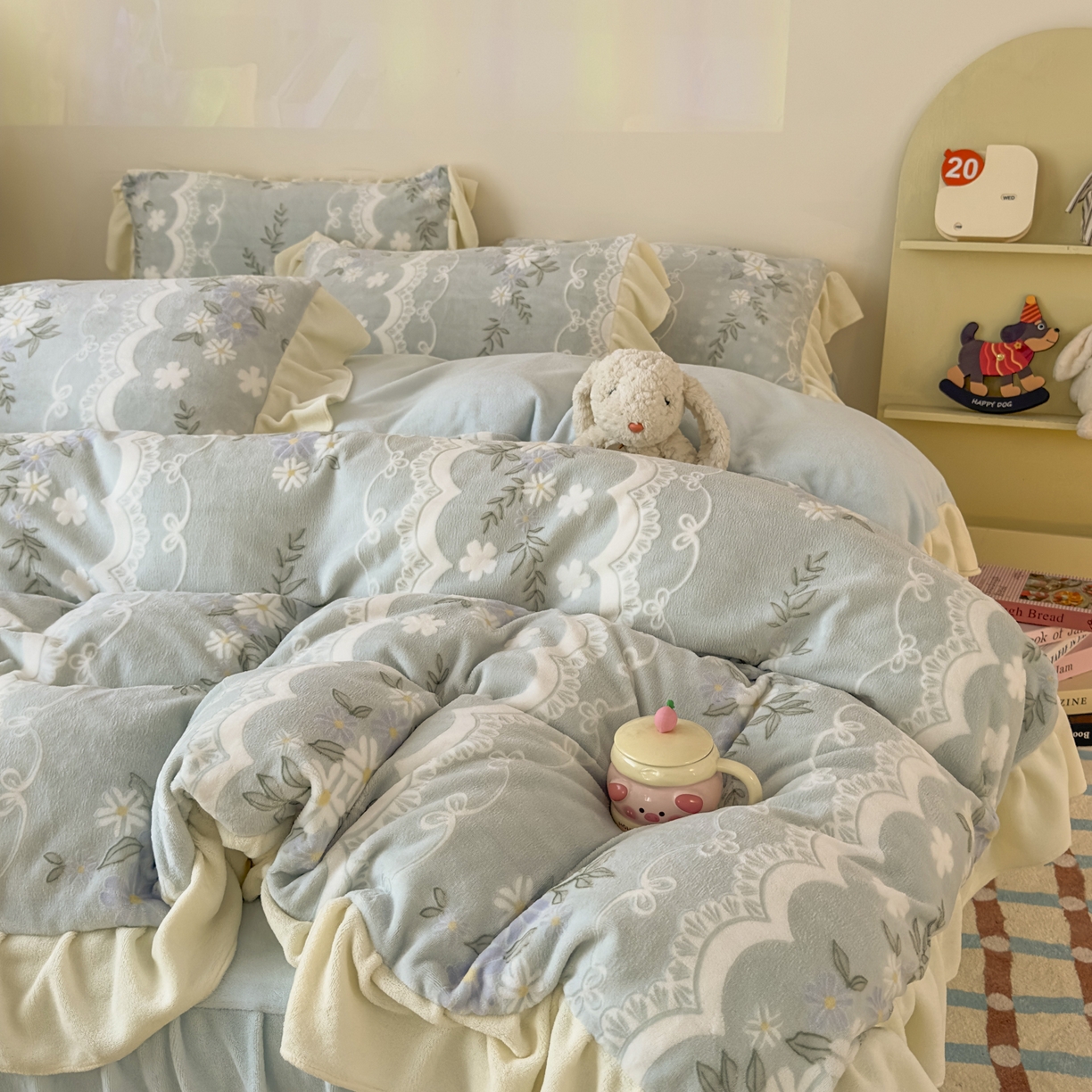 91家纺网 家纺一手货源 找家纺 KA家纺 2025新款秋冬床裙款着色烂花立体雕花牛奶绒四件套 安妮蓝