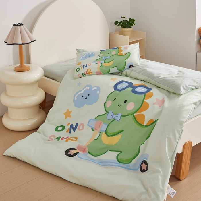 91家纺网 家纺一手货源 找家纺 （总）荷马之梦 2025新款A类全棉40s数码印花手绘风大版卡通儿童幼儿园套件-童画系列