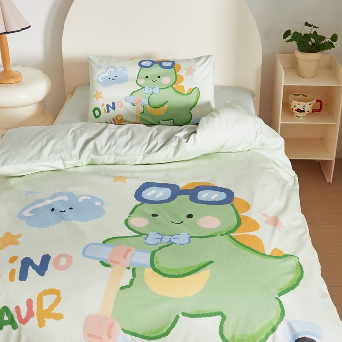 91家纺网 家纺一手货源 找家纺 荷马之梦 2025新款A类全棉40s数码印花手绘风大版卡通儿童幼儿园套件-童画系列 童画-滑板恐龙