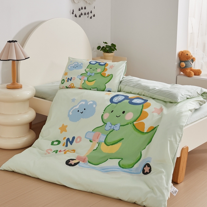 91家纺网 家纺一手货源 找家纺 荷马之梦 2025新款A类全棉40s数码印花手绘风大版卡通儿童幼儿园套件-童画系列 童画-滑板恐龙