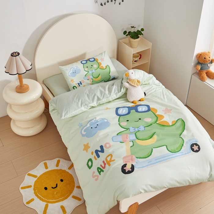 91家纺网 家纺一手货源 找家纺 荷马之梦 2025新款A类全棉40s数码印花手绘风大版卡通儿童幼儿园套件-童画系列 童画-滑板恐龙