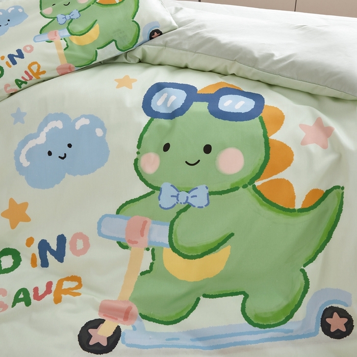 91家纺网 家纺一手货源 找家纺 荷马之梦 2025新款A类全棉40s数码印花手绘风大版卡通儿童幼儿园套件-童画系列 童画-滑板恐龙