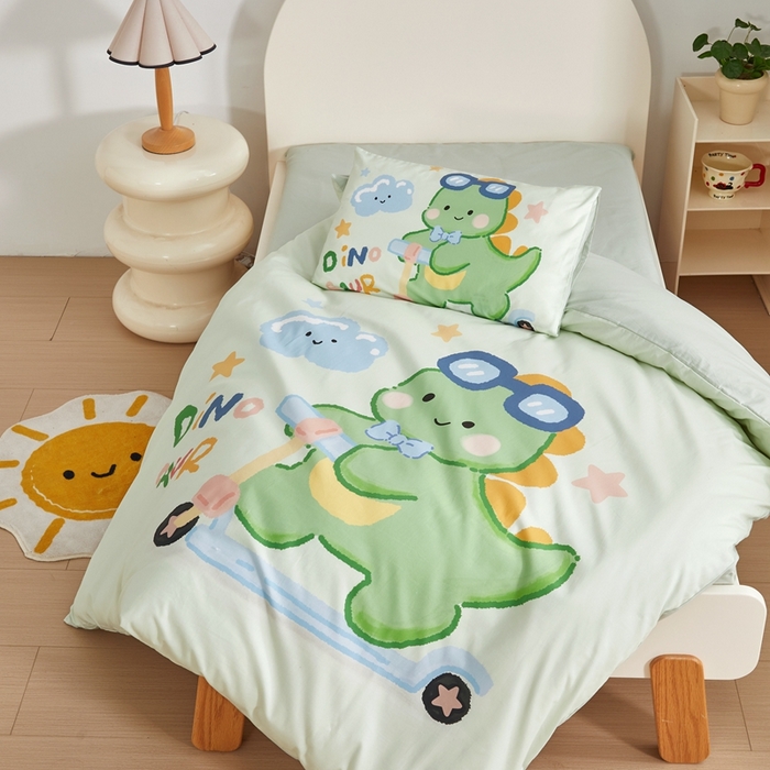 91家纺网 家纺一手货源 找家纺 荷马之梦 2025新款A类全棉40s数码印花手绘风大版卡通儿童幼儿园套件-童画系列 童画-滑板恐龙