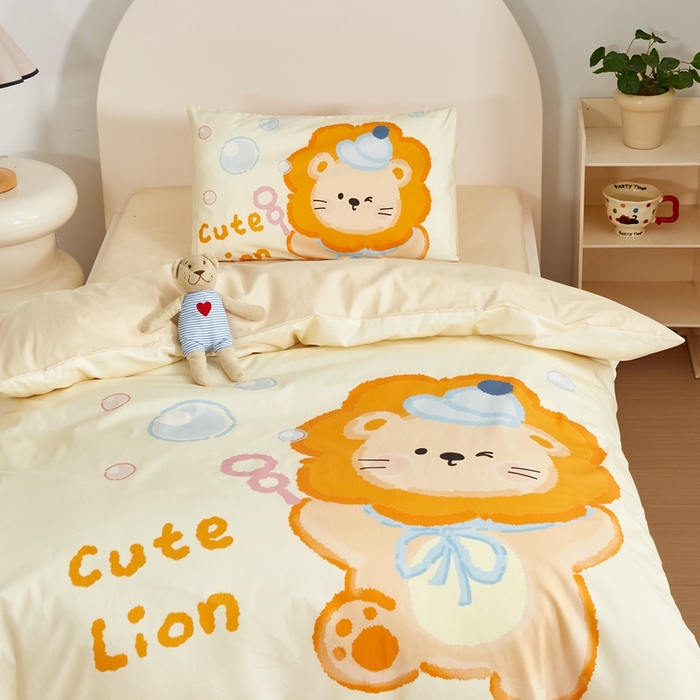 91家纺网 家纺一手货源 找家纺 荷马之梦 2025新款A类全棉40s数码印花手绘风大版卡通儿童幼儿园套件-童画系列 童画-可爱小狮