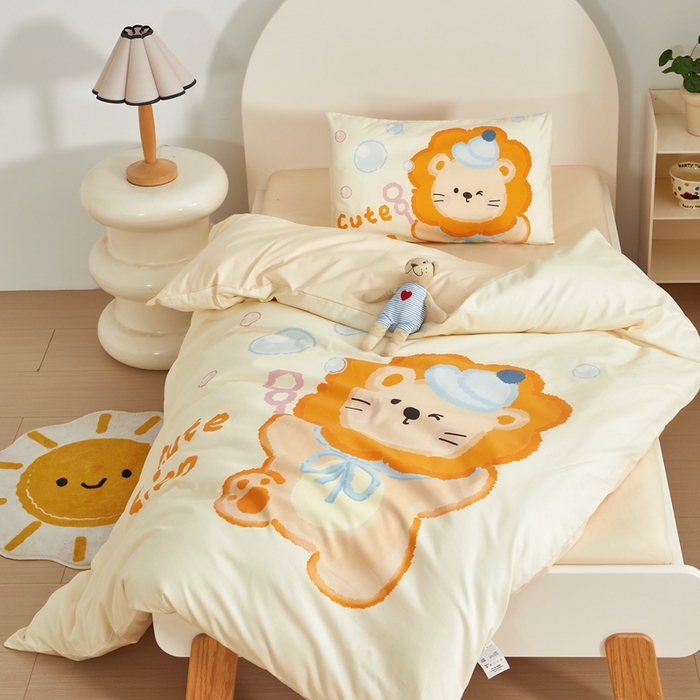 91家纺网 家纺一手货源 找家纺 荷马之梦 2025新款A类全棉40s数码印花手绘风大版卡通儿童幼儿园套件-童画系列 童画-可爱小狮