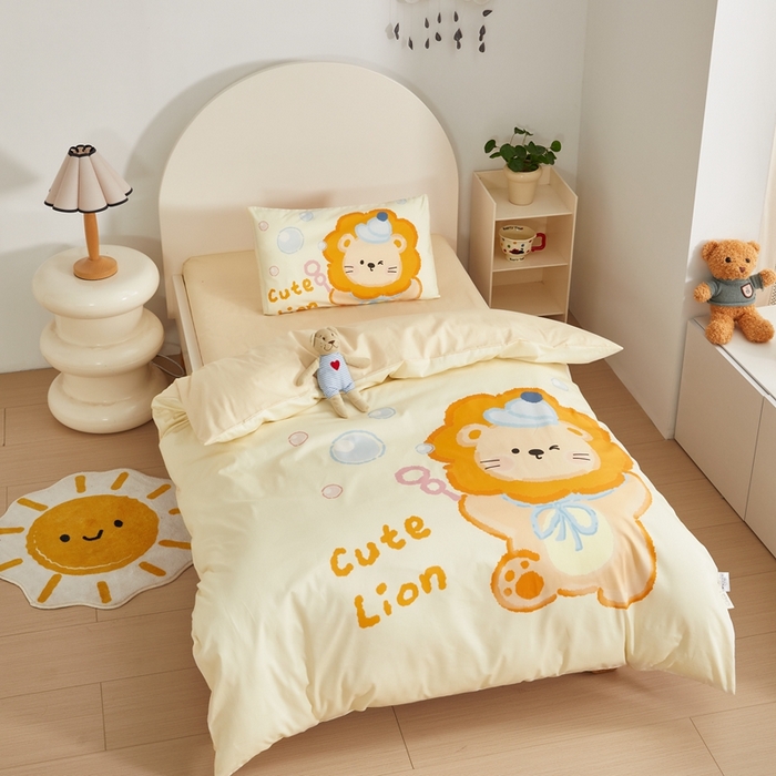 91家纺网 家纺一手货源 找家纺 荷马之梦 2025新款A类全棉40s数码印花手绘风大版卡通儿童幼儿园套件-童画系列 童画-可爱小狮