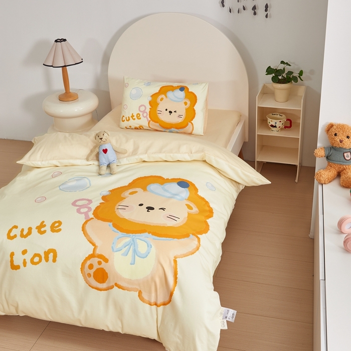 91家纺网 家纺一手货源 找家纺 荷马之梦 2025新款A类全棉40s数码印花手绘风大版卡通儿童幼儿园套件-童画系列 童画-可爱小狮