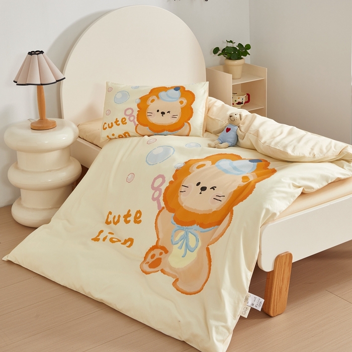 91家纺网 家纺一手货源 找家纺 荷马之梦 2025新款A类全棉40s数码印花手绘风大版卡通儿童幼儿园套件-童画系列 童画-可爱小狮