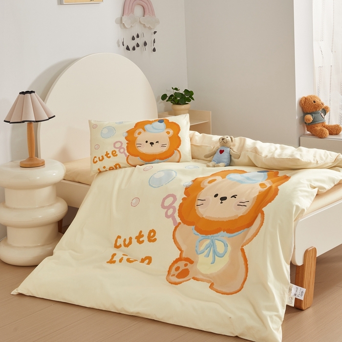 91家纺网 家纺一手货源 找家纺 荷马之梦 2025新款A类全棉40s数码印花手绘风大版卡通儿童幼儿园套件-童画系列 童画-可爱小狮