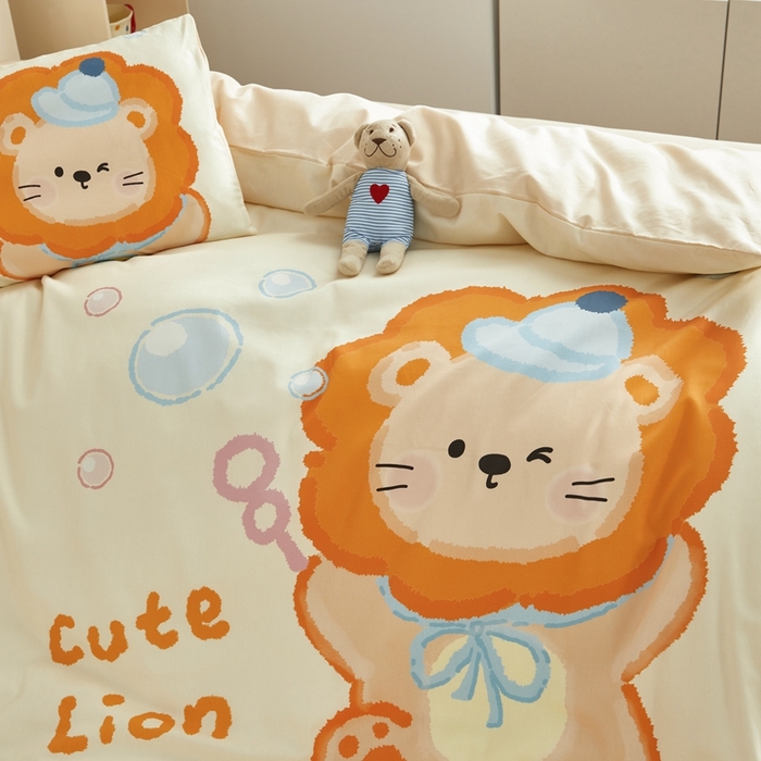 91家纺网 家纺一手货源 找家纺 荷马之梦 2025新款A类全棉40s数码印花手绘风大版卡通儿童幼儿园套件-童画系列 童画-可爱小狮