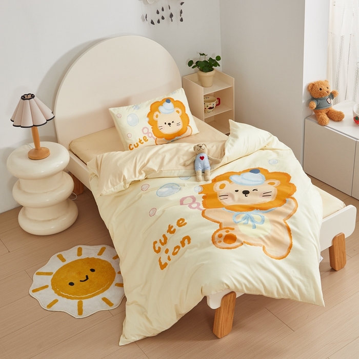 91家纺网 家纺一手货源 找家纺 荷马之梦 2025新款A类全棉40s数码印花手绘风大版卡通儿童幼儿园套件-童画系列 童画-可爱小狮