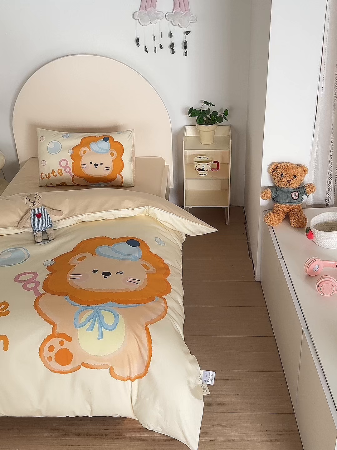 91家纺网 家纺一手货源 找家纺 荷马之梦 2025新款A类全棉40s数码印花手绘风大版卡通儿童幼儿园套件-童画系列 童画-可爱小狮