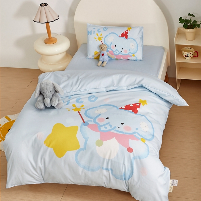 91家纺网 家纺一手货源 找家纺 荷马之梦 2025新款A类全棉40s数码印花手绘风大版卡通儿童幼儿园套件-童画系列 童画-萌萌小象