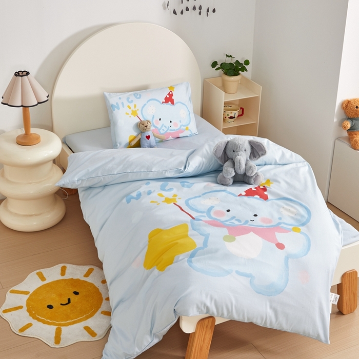 91家纺网 家纺一手货源 找家纺 荷马之梦 2025新款A类全棉40s数码印花手绘风大版卡通儿童幼儿园套件-童画系列 童画-萌萌小象