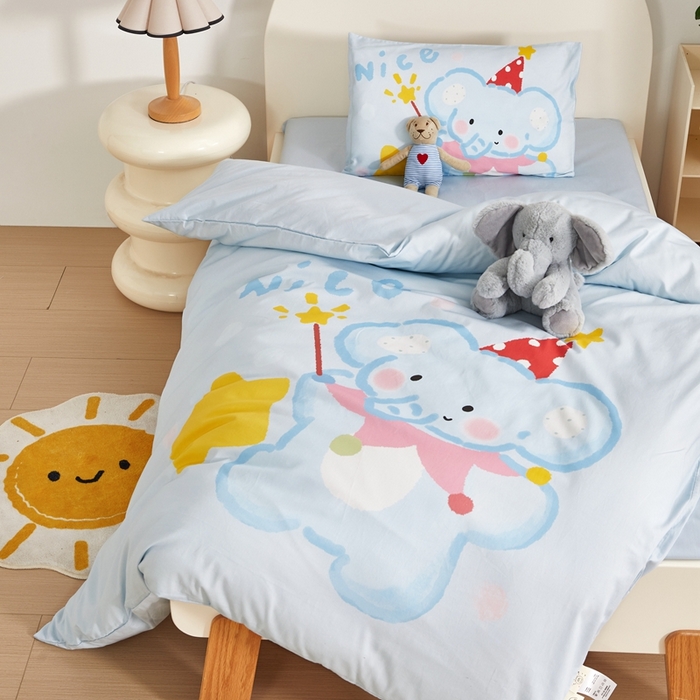 91家纺网 家纺一手货源 找家纺 荷马之梦 2025新款A类全棉40s数码印花手绘风大版卡通儿童幼儿园套件-童画系列 童画-萌萌小象