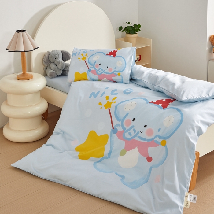 91家纺网 家纺一手货源 找家纺 荷马之梦 2025新款A类全棉40s数码印花手绘风大版卡通儿童幼儿园套件-童画系列 童画-萌萌小象