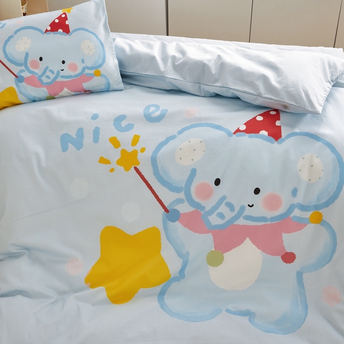 91家纺网 家纺一手货源 找家纺 荷马之梦 2025新款A类全棉40s数码印花手绘风大版卡通儿童幼儿园套件-童画系列 童画-萌萌小象