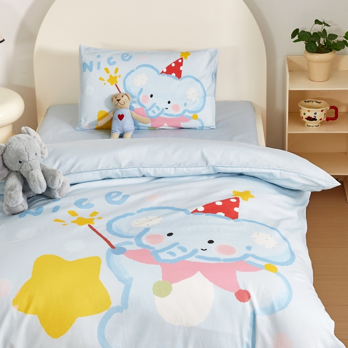 91家纺网 家纺一手货源 找家纺 荷马之梦 2025新款A类全棉40s数码印花手绘风大版卡通儿童幼儿园套件-童画系列 童画-萌萌小象