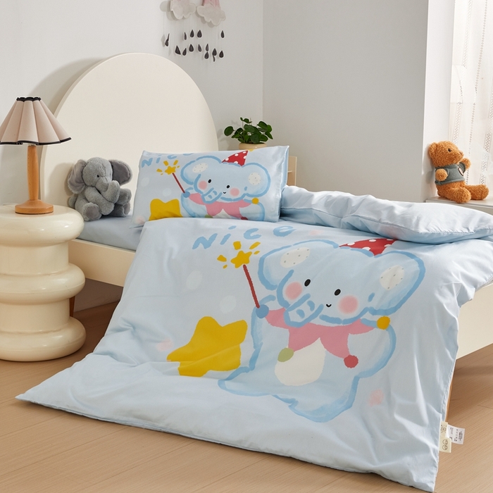 91家纺网 家纺一手货源 找家纺 荷马之梦 2025新款A类全棉40s数码印花手绘风大版卡通儿童幼儿园套件-童画系列 童画-萌萌小象