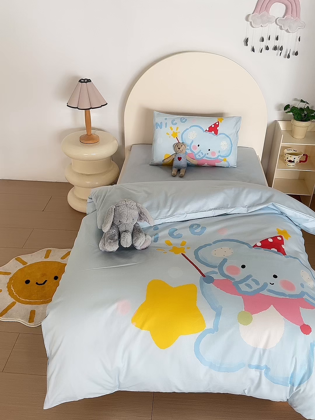 91家纺网 家纺一手货源 找家纺 荷马之梦 2025新款A类全棉40s数码印花手绘风大版卡通儿童幼儿园套件-童画系列 童画-萌萌小象