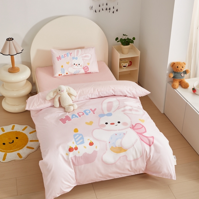 91家纺网 家纺一手货源 找家纺 荷马之梦 2025新款A类全棉40s数码印花手绘风大版卡通儿童幼儿园套件-童画系列 童画-生日小兔