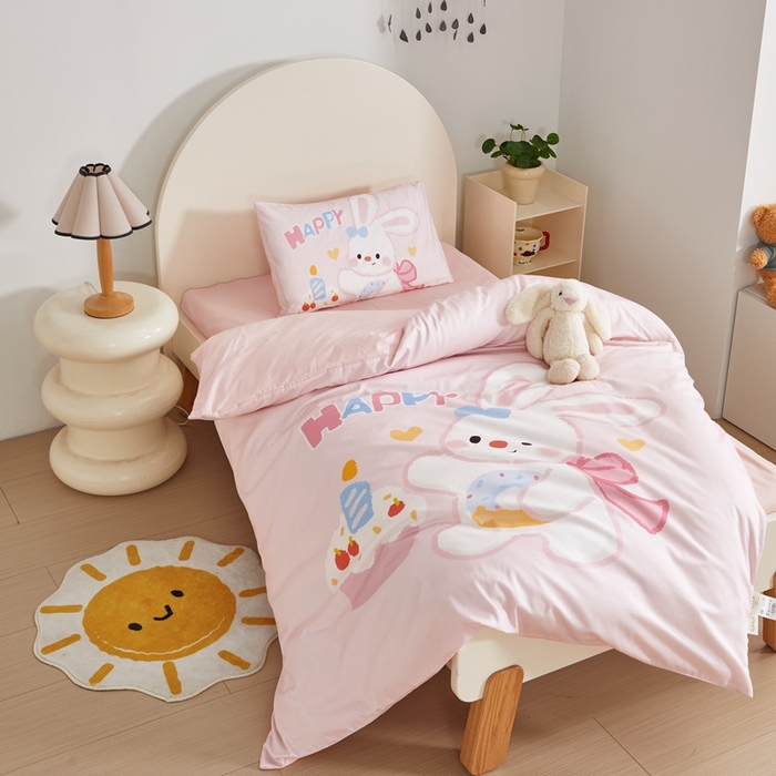 91家纺网 家纺一手货源 找家纺 荷马之梦 2025新款A类全棉40s数码印花手绘风大版卡通儿童幼儿园套件-童画系列 童画-生日小兔