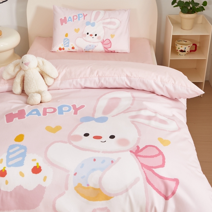 91家纺网 家纺一手货源 找家纺 荷马之梦 2025新款A类全棉40s数码印花手绘风大版卡通儿童幼儿园套件-童画系列 童画-生日小兔