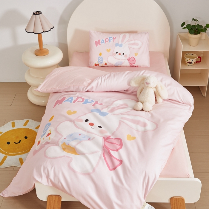 91家纺网 家纺一手货源 找家纺 荷马之梦 2025新款A类全棉40s数码印花手绘风大版卡通儿童幼儿园套件-童画系列 童画-生日小兔