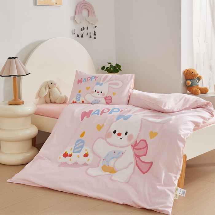 91家纺网 家纺一手货源 找家纺 荷马之梦 2025新款A类全棉40s数码印花手绘风大版卡通儿童幼儿园套件-童画系列 童画-生日小兔